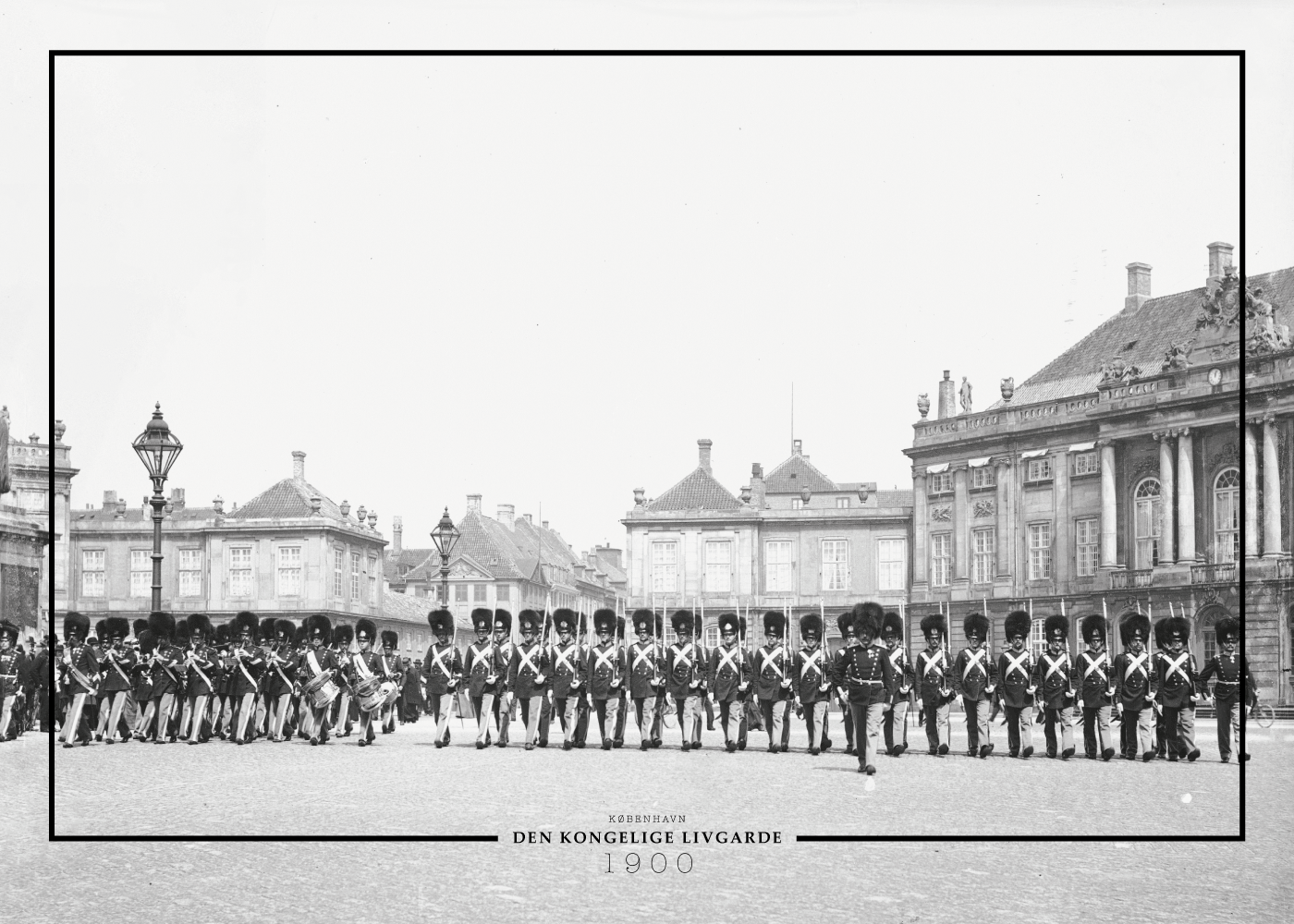 Billede af Den Kongelige Livgarde på Amalienborg slotsplads - Gamle billeder af København plakat